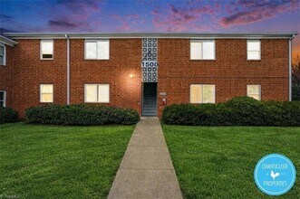 1504 Autumn Dr, Unit B in Greensboro, NC - Foto de edificio - Building Photo