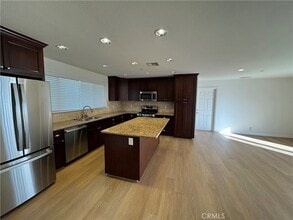 1336 Calle Tulipan in Thousand Oaks, CA - Foto de edificio - Building Photo