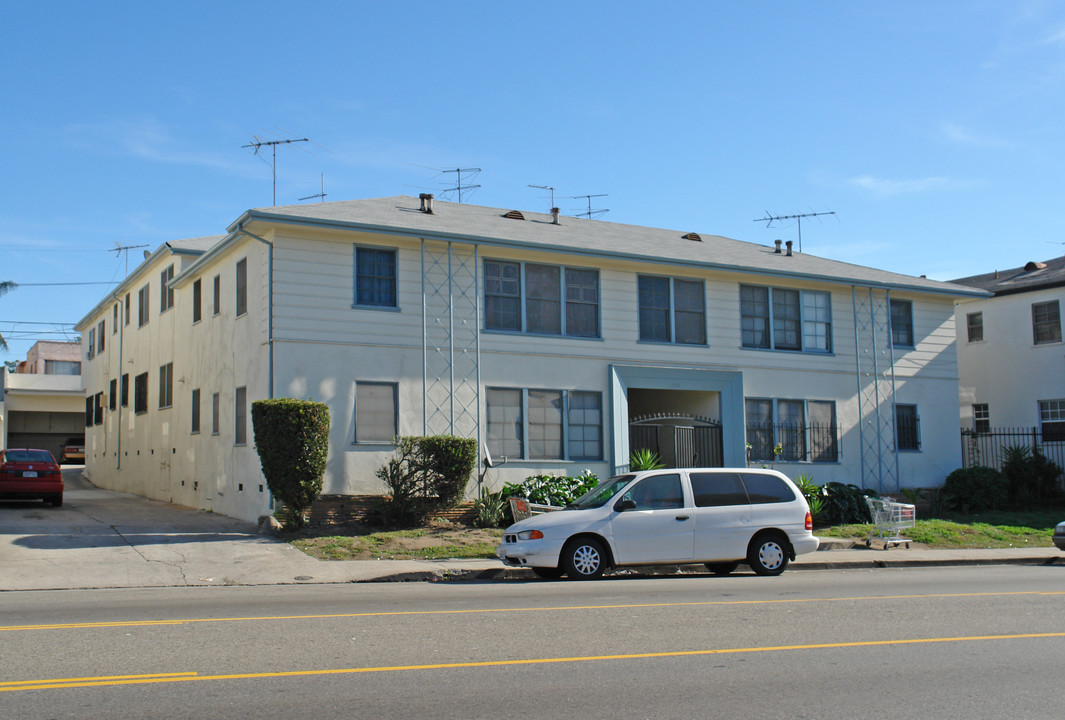 1180 S Fairfax Ave in Los Angeles, CA - Building Photo