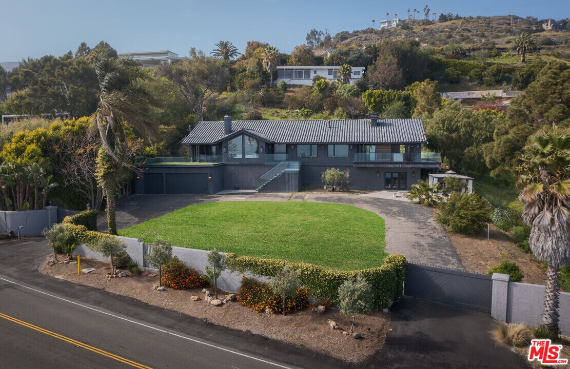 4782 Encinal Canyon Rd in Malibu, CA - Building Photo