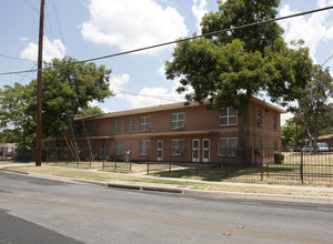 Salinas Apartments in Austin, TX - Foto de edificio - Building Photo