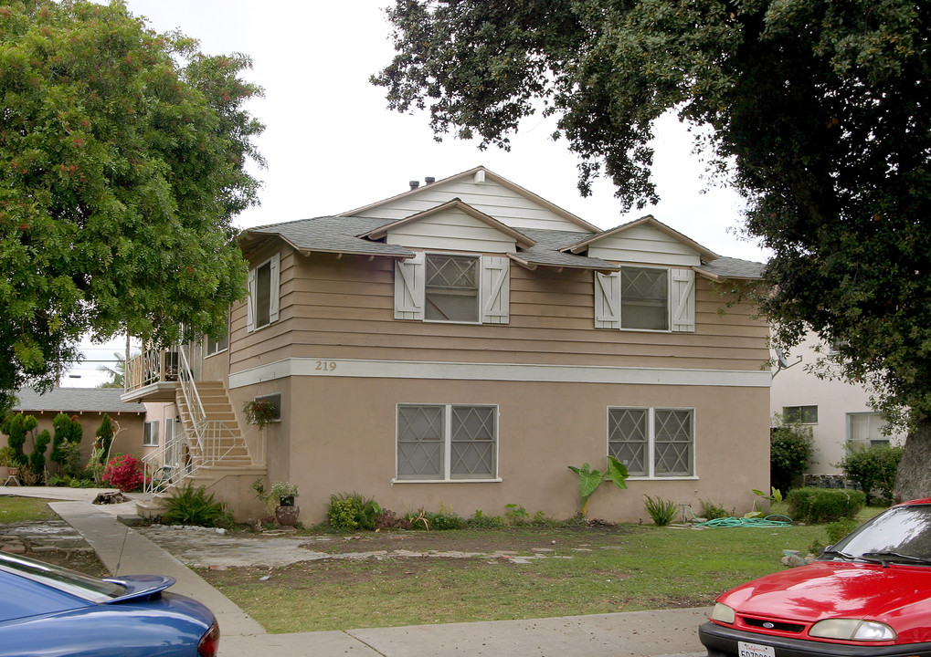 219 Knepp in Fullerton, CA - Foto de edificio