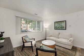 Pine Creek Apartments in Clio, MI - Foto de edificio - Building Photo
