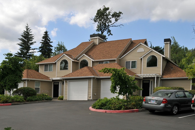 Uplands Park at Lake Oswego in Lake Oswego, OR - Building Photo - Building Photo