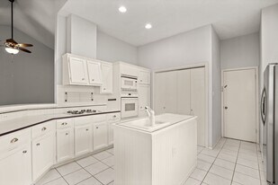 8113 Elkhorn Mountain Trail in Austin, TX - Building Photo