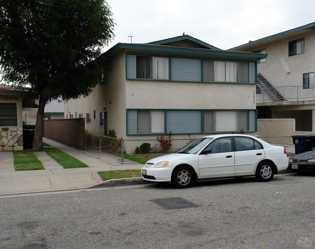 13922 Hawthorne Way in Hawthorne, CA - Building Photo - Building Photo