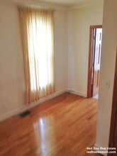 49 Pearl St, Unit 1 in Newton, MA - Foto de edificio - Building Photo