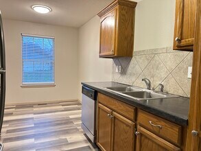 1211 NW Ashley Ln in Grain Valley, MO - Foto de edificio - Building Photo