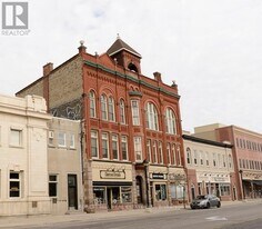 12 Water St N in Cambridge, ON - Building Photo