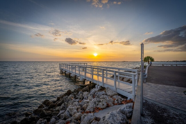 2502 N Rocky Point Dr in Tampa, FL - Building Photo - Building Photo