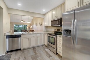 3002 Sandpiper Bay Cir in Naples, FL - Building Photo
