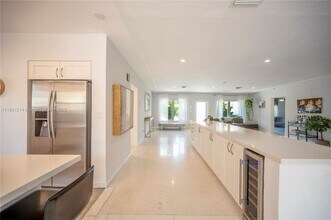 920 W 43rd Ct in Miami Beach, FL - Building Photo - Building Photo