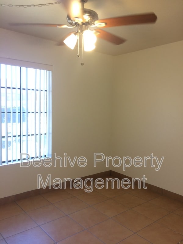 2455 E Broadway Rd in Mesa, AZ - Foto de edificio - Building Photo
