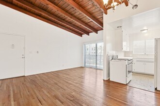 978 S Barrington Ave, Unit 04 in Los Angeles, CA - Building Photo - Building Photo