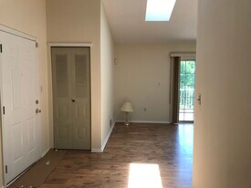 29 Amberly Ct, Unit 29 in Franklin Park, NJ - Building Photo