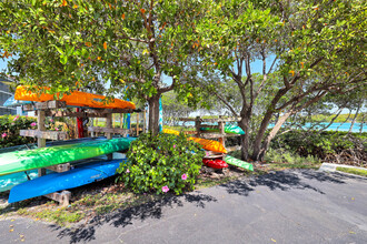 100 Waterway Rd in Jupiter, FL - Foto de edificio - Building Photo