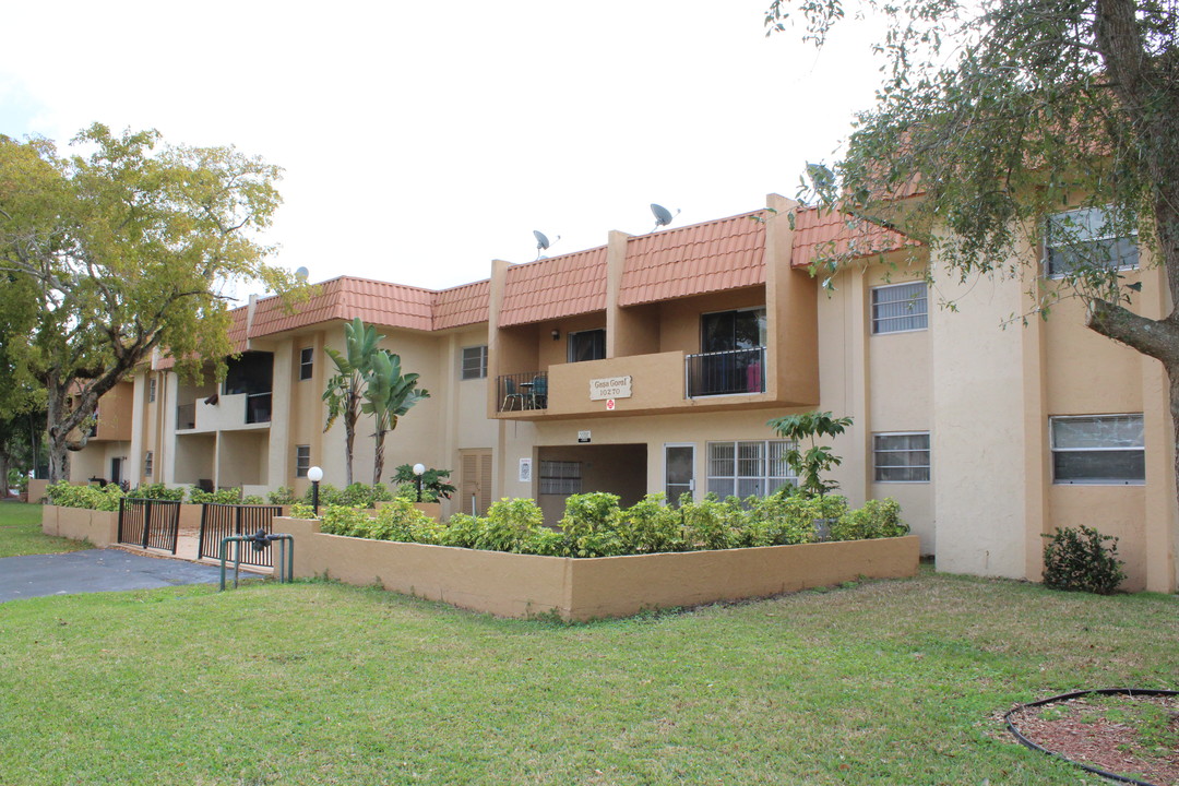 Casa Coral Condominiums in Coral Springs, FL - Building Photo