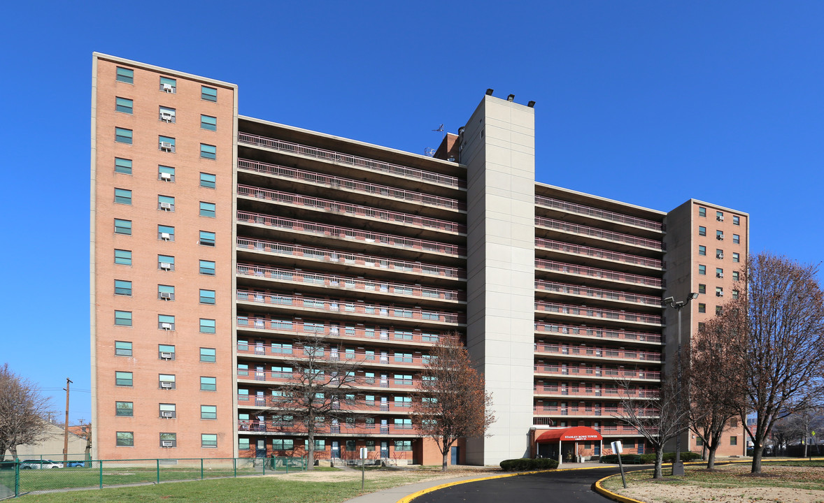 Stanley Rowe Towers and Townhomes in Cincinnati, OH - Building Photo