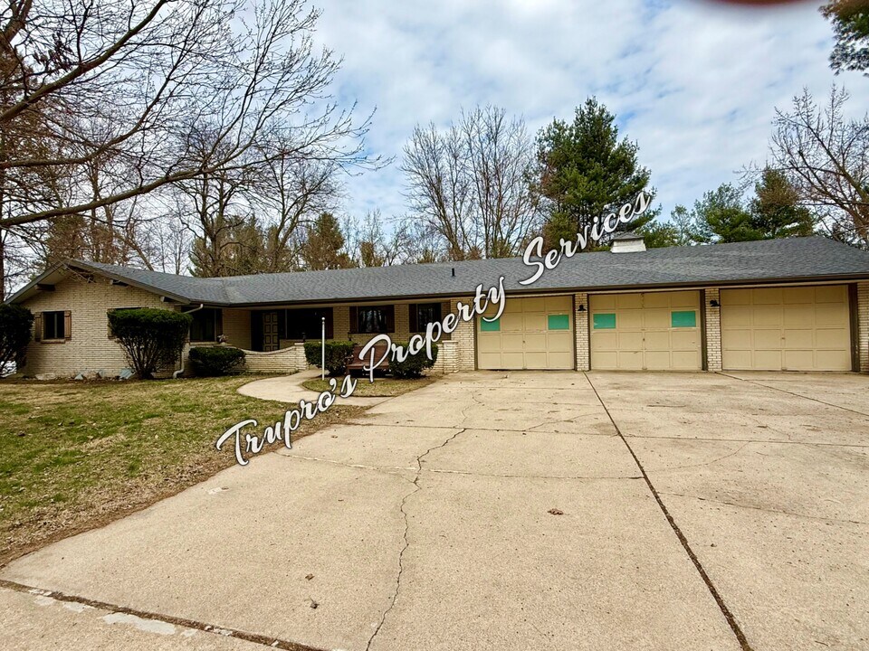 2715 E Shawnee Rd in Berrien Springs, MI - Building Photo