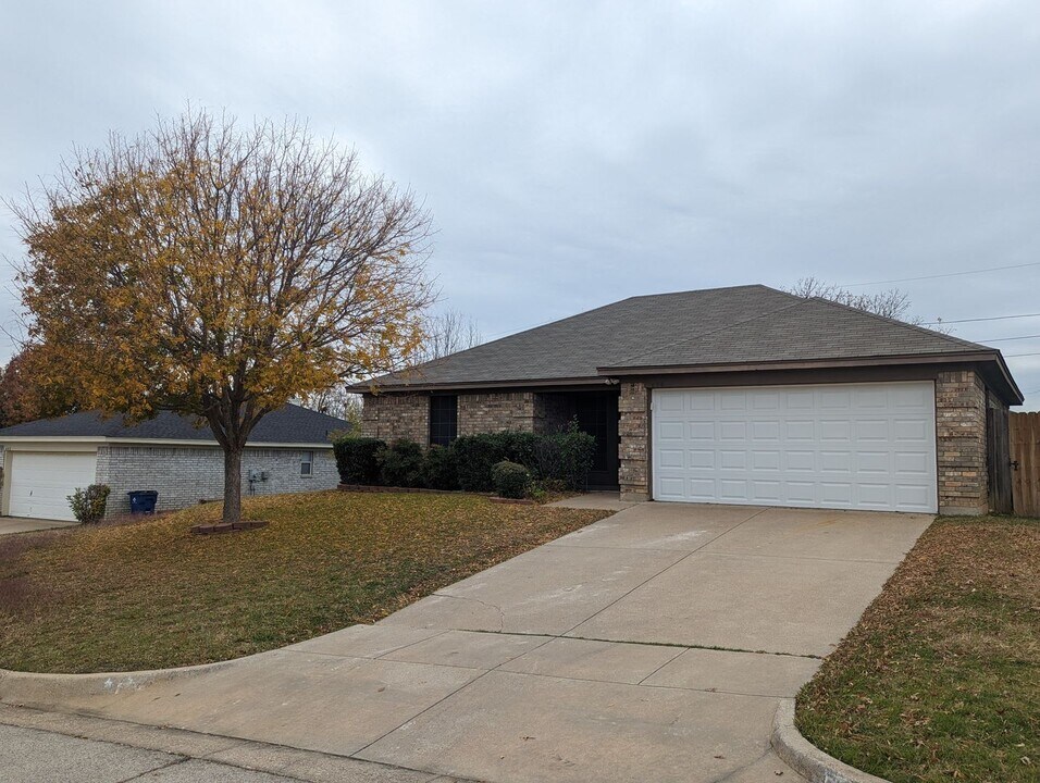 636 Ozark Ave in Burleson, TX - Building Photo