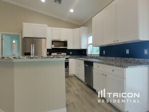 175 Eppinger Dr in Port Charlotte, FL - Building Photo - Building Photo