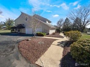 592 Cabot Hill Rd in Bridgewater, NJ - Building Photo - Building Photo