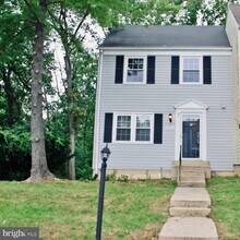 6542 Birchleigh Way in Alexandria, VA - Foto de edificio - Building Photo