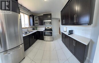 33 Laird Dr in St Catharines, ON - Building Photo - Building Photo