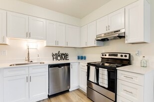 West Royal Apartments in Beaverton, OR - Building Photo