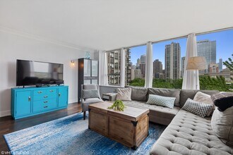 1360 N Sandburg Terrace in Chicago, IL - Building Photo - Building Photo