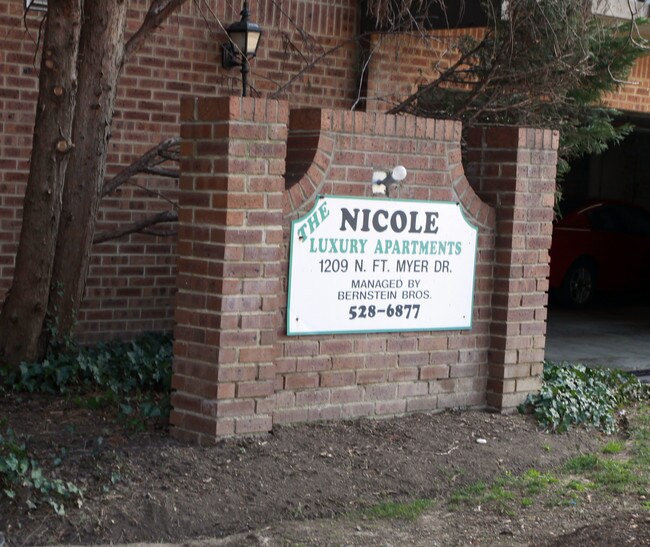 The Nicole in Arlington, VA - Foto de edificio - Building Photo