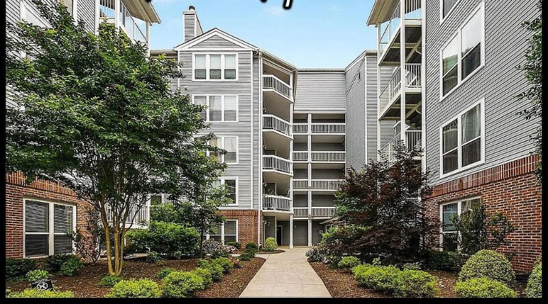 3176 Summit Square Dr in Oakton, VA - Building Photo