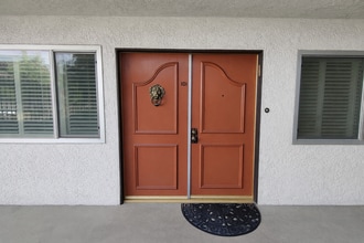 5315 Yarmouth Ave, Unit 101 in Encino, CA - Building Photo - Building Photo