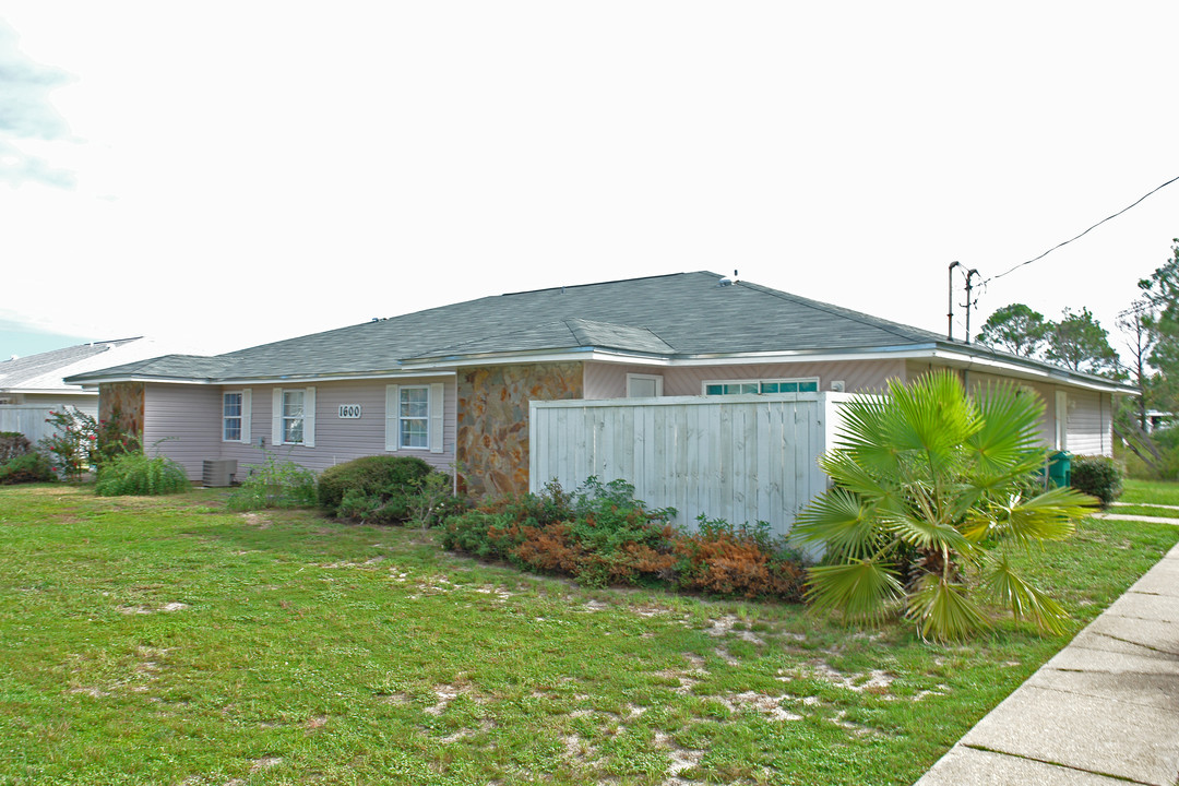 1600 Green Briar Pky in Gulf Breeze, FL - Building Photo