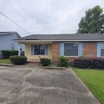1745 Poplar St in Valdosta, GA - Building Photo