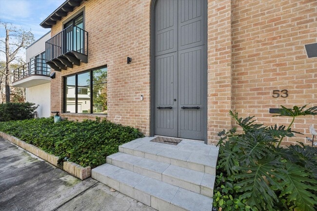 10 S Briar Hollow Ln in Houston, TX - Building Photo - Building Photo