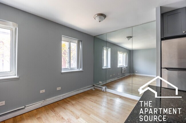 3801 N Pine Grove Ave, Unit 304 in Chicago, IL - Building Photo - Building Photo