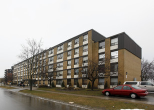 Poplar Plains Apartments in Brampton, ON - Building Photo - Building Photo