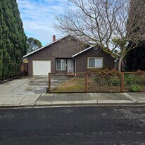 1370 Hollyburne Ave in Menlo Park, CA - Building Photo