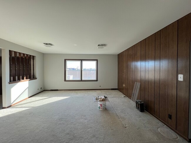 property at 5635 W Montrose Ave