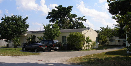 2420 Lincoln St in Hollywood, FL - Building Photo - Building Photo