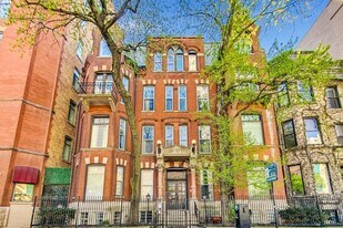 55 W Erie St in Chicago, IL - Building Photo