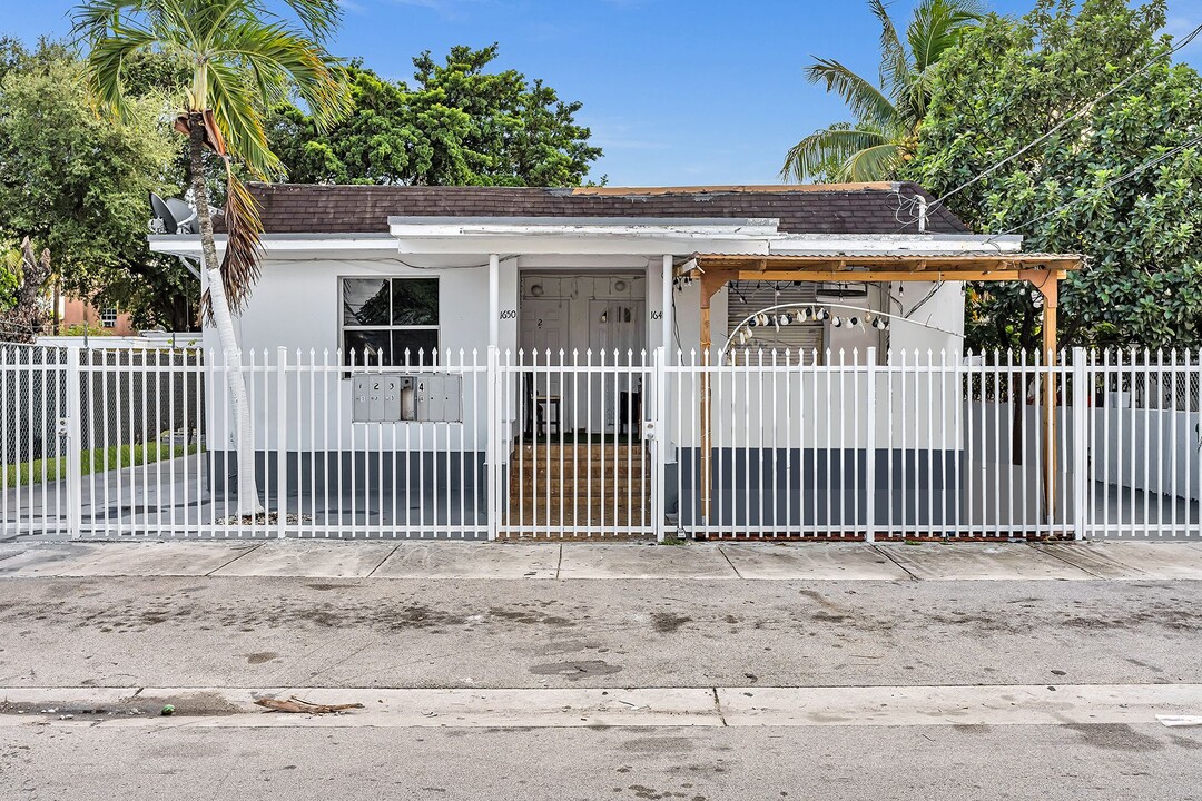 1648 NW 33rd St in Miami, FL - Building Photo