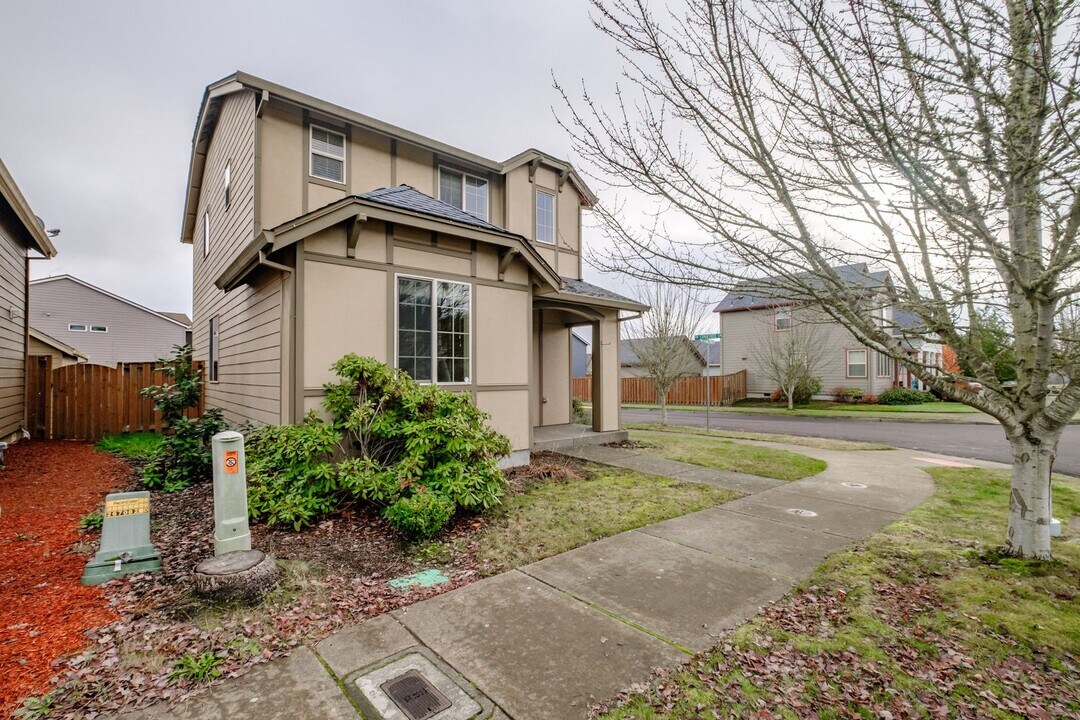 3054 NW Flame Tree Ln in Albany, OR - Building Photo