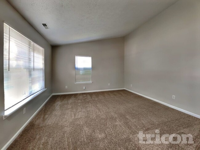 4020 Waterfield Dr in Indianapolis, IN - Foto de edificio - Building Photo