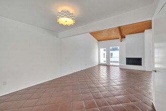 310 Bayview Dr in Hermosa Beach, CA - Foto de edificio - Building Photo