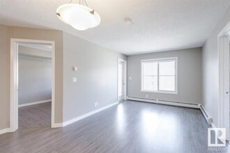 5816 Mullen Pl NW in Edmonton, AB - Building Photo - Building Photo