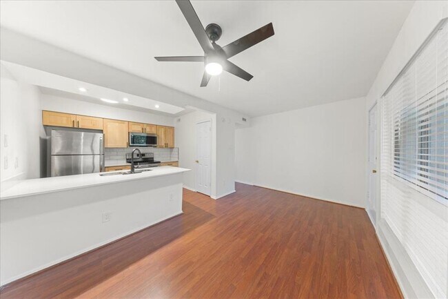 6910 Hart Ln in Austin, TX - Building Photo - Building Photo