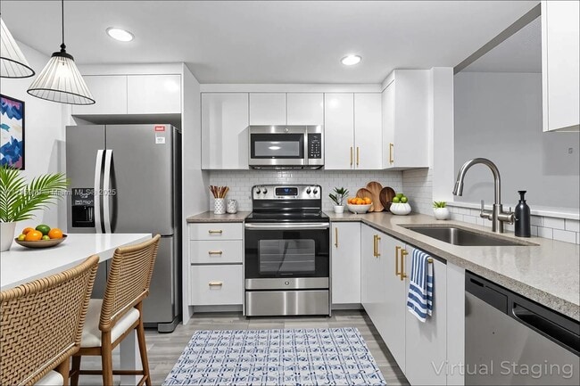 property at 2860 Somerset Dr