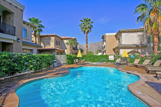 50630 Santa Rosa Plz in La Quinta, CA - Foto de edificio - Building Photo